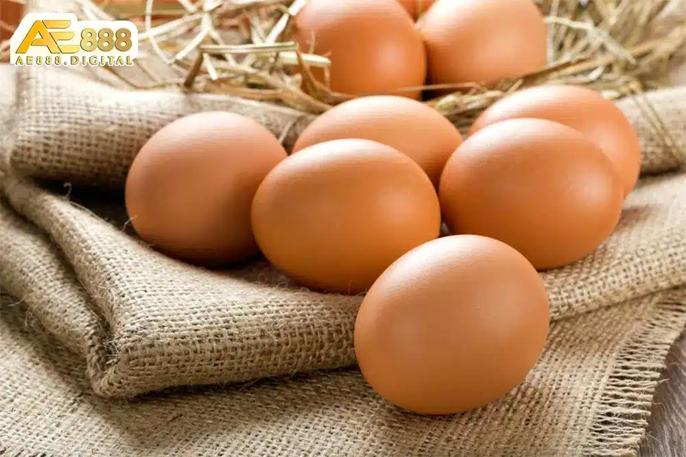 Nhiều chuyên gia giải mộng cho rằng, giấc mơ thấy trứng nói chung là điềm báo tốt lành, ám chỉ sự nghiệp và cuộc sống của bạn sẽ có nhiều điều may mắn.